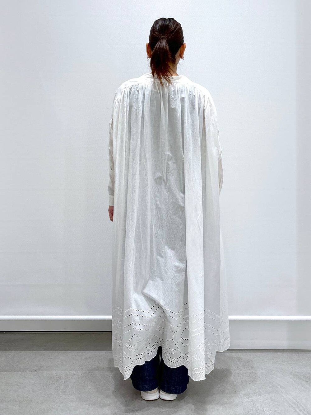 ブルー系のデニムパンツ、ブラック系のタンクトップ、ブルー系のデニムパンツを着用したレディースの夏コーディネートの4枚目の写真