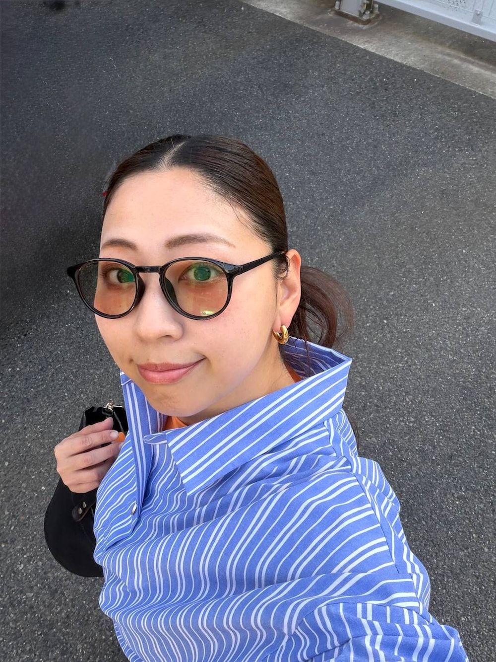 グレー系のスウェットパンツ、ブルー系のシャツ/ブラウス、ベージュ系のピアス（両耳用）を着用したレディースの春コーディネートの3枚目の写真