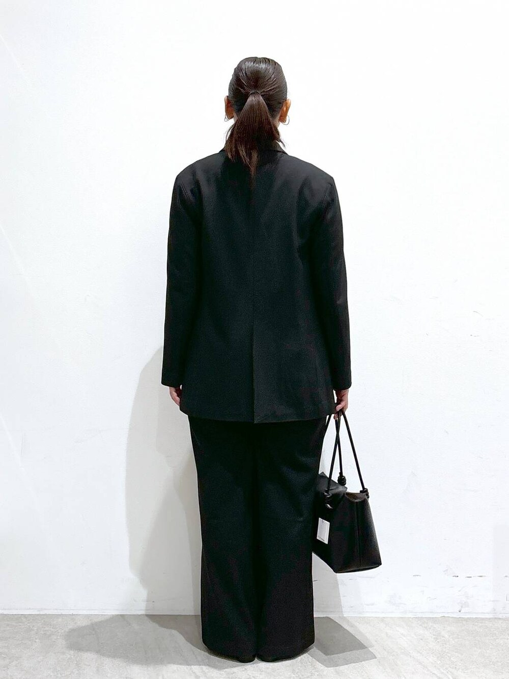 ホワイト系のシャツ/ブラウス、ブラック系のローファー、ブラック系のその他アウターを着用したレディースの秋コーディネートの4枚目の写真