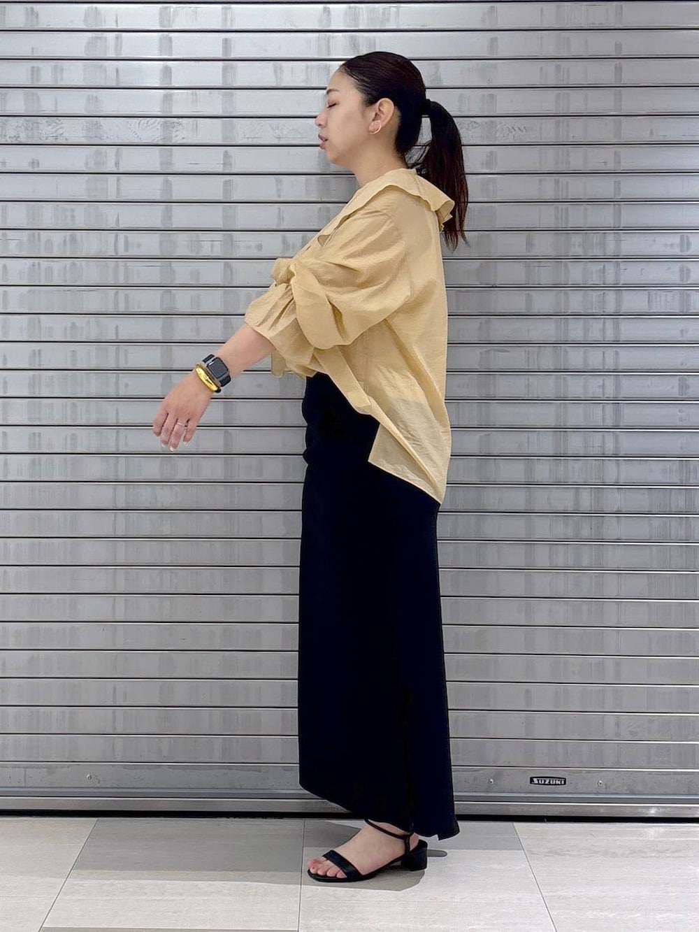 「きれいめ、カジュアル、Elura、スカート、着痩せ・細見え、体型カバー、ベーシック/シンプル、ママコーデ、楽ちんコーデ、春コーデ、骨格ナチュラル、着痩せ、ブラウス、サンダル、ハンドバッグ」｜「Eluraのソフトレザーミニボストン/327314（ハンドバッグ、ブラック系）」を使った、はつなさん（レディース・158cm）の春コーディネートの3枚目の写真