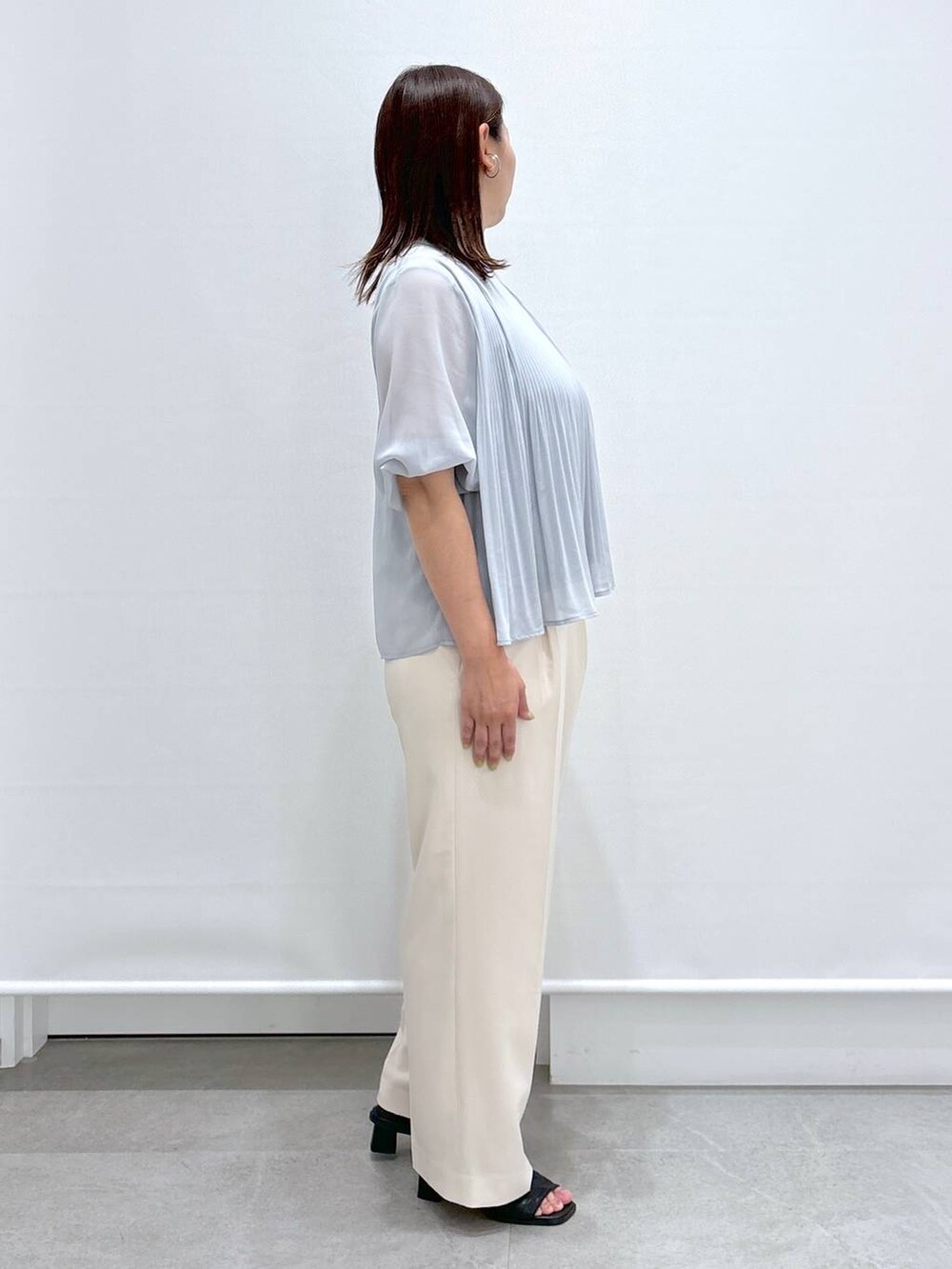 ホワイト系のその他パンツ、ブラック系のサンダル、ブルー系のシャツ/ブラウスを着用したレディースの春コーディネートの5枚目の写真