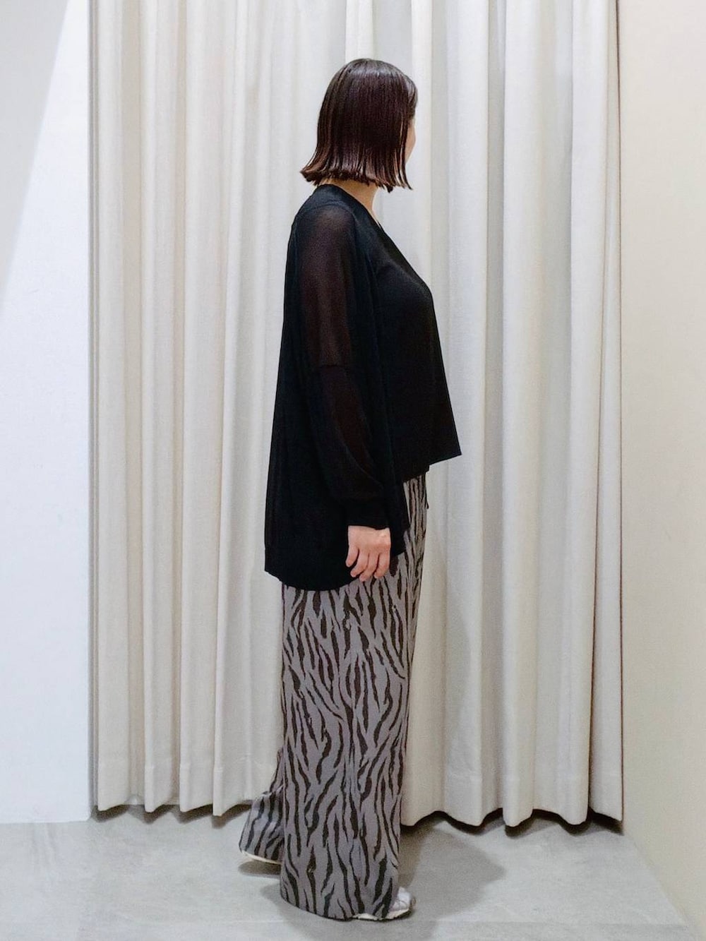 グレー系のその他パンツ、ブラック系のシャツ/ブラウス、ブラック系のカーディガン/ボレロを着用したレディースの夏コーディネートの5枚目の写真