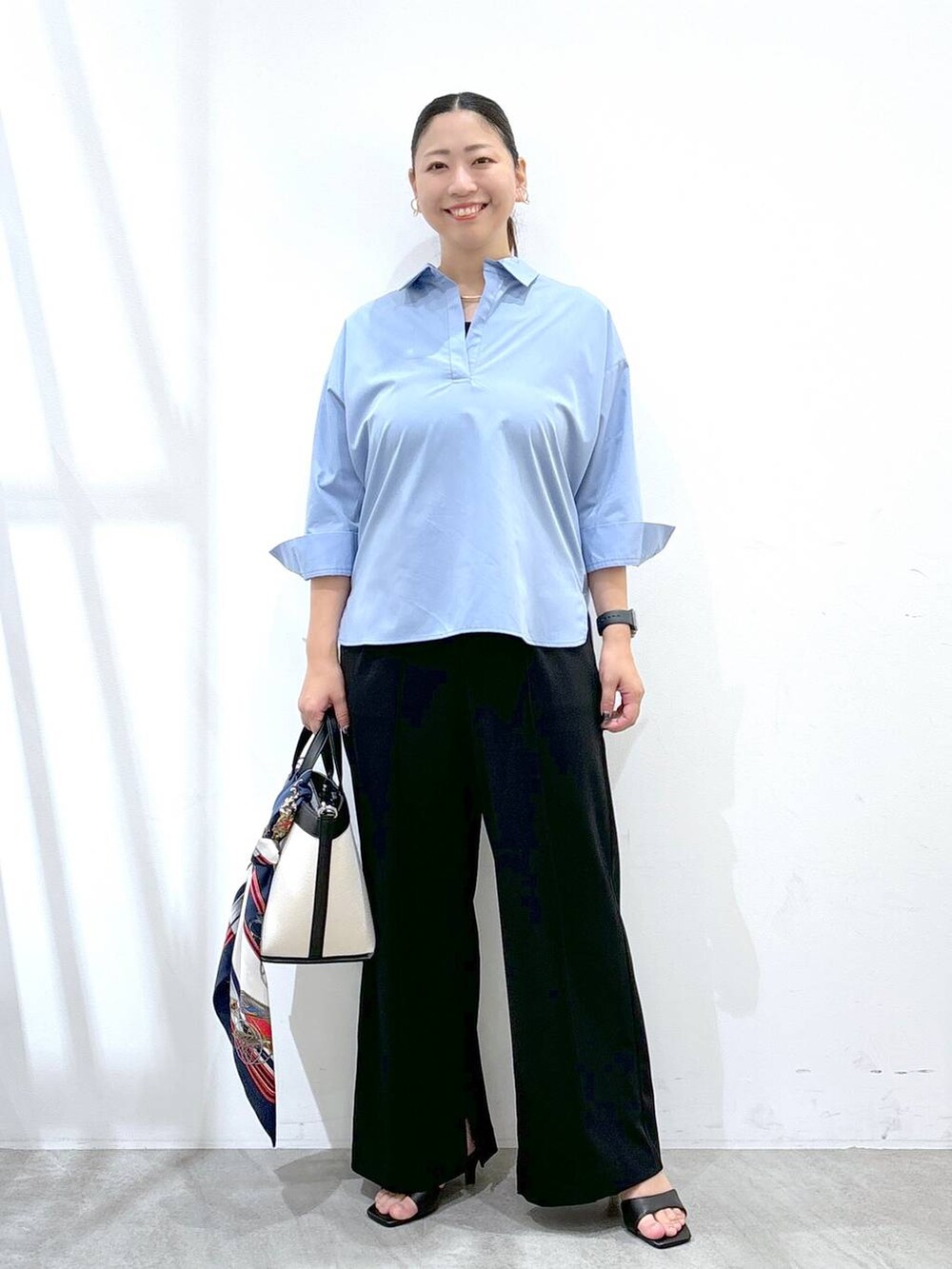 ブラック系のトートバッグ、ブラック系のその他パンツ、ブラック系のその他パンツを着用したレディースの秋コーディネートの2枚目の写真