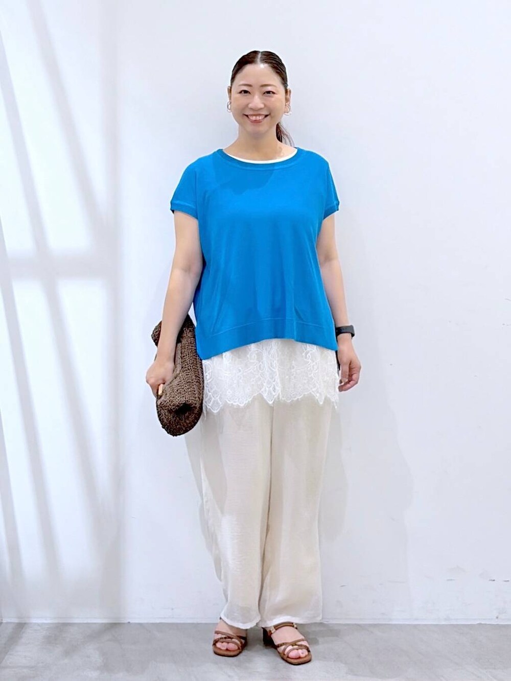 ホワイト系のその他パンツ、ホワイト系のTシャツ/カットソー、ブルー系のニット/セーターを着用したレディースの夏コーディネートの2枚目の写真