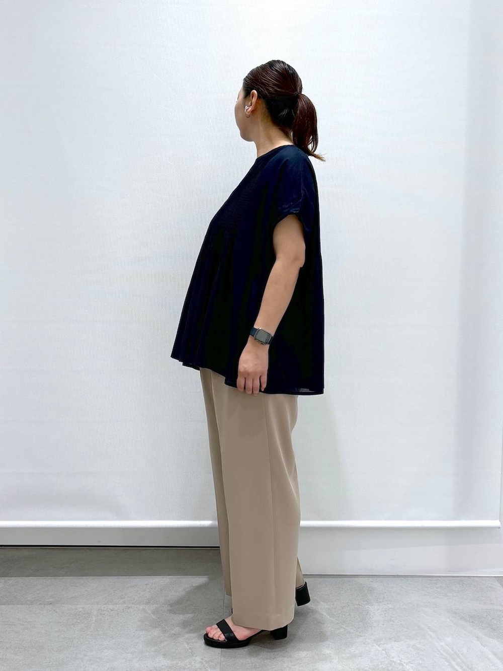 ブルー系のシャツ/ブラウス、ベージュ系のその他パンツ、ブラック系のサンダルを着用したレディースの夏コーディネートの3枚目の写真