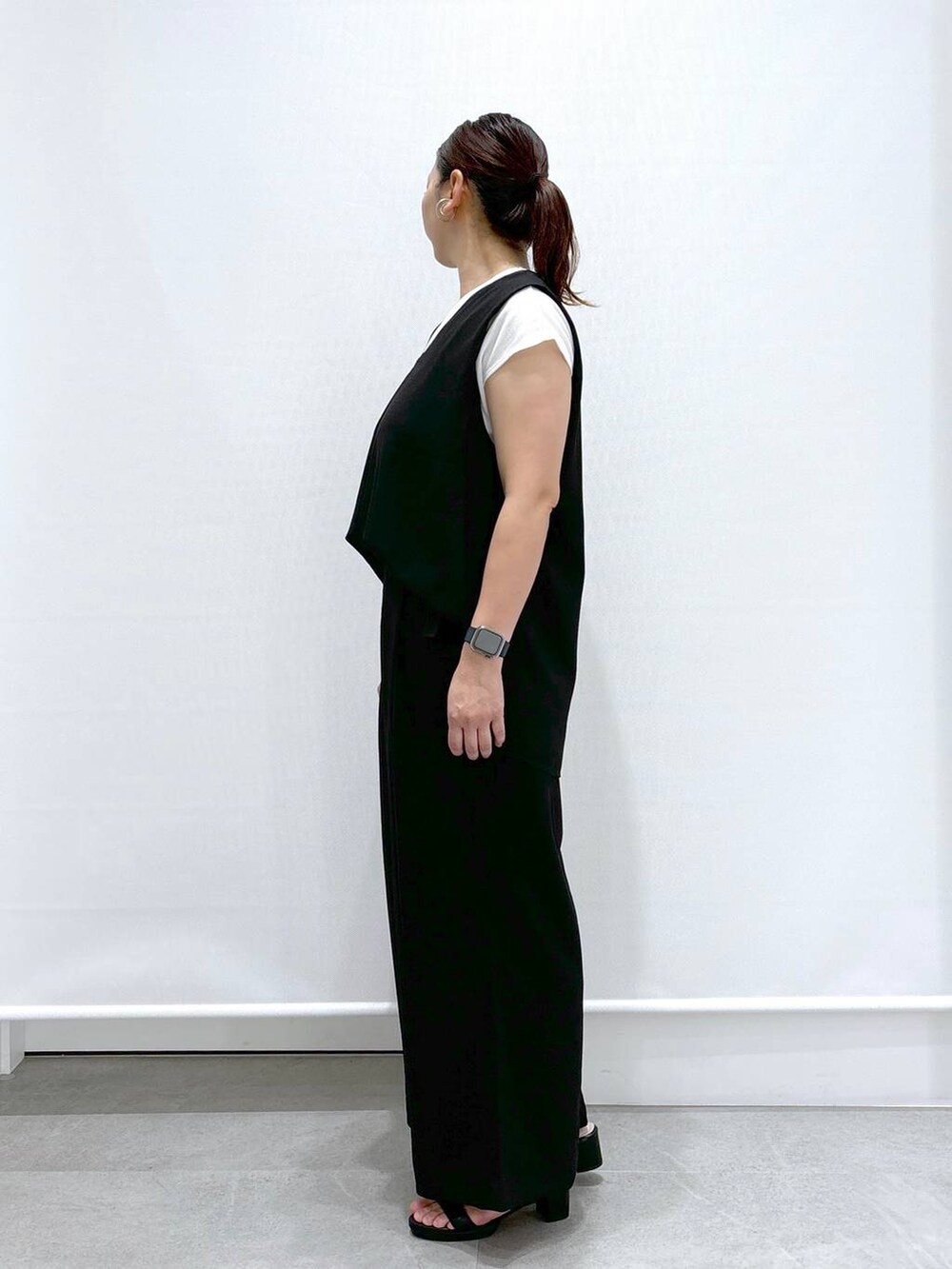ブラック系のシャツ/ブラウス、ブラック系のサンダル、ブラック系のその他パンツを着用したレディースの夏コーディネートの3枚目の写真