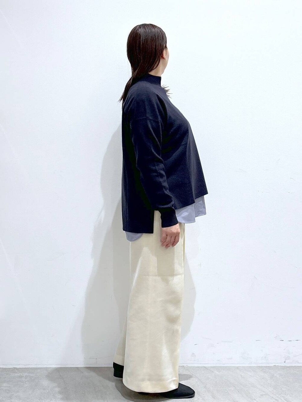 ブルー系のニット/セーター、ホワイト系のその他パンツ、ホワイト系のその他パンツを着用したレディースの冬コーディネートの5枚目の写真