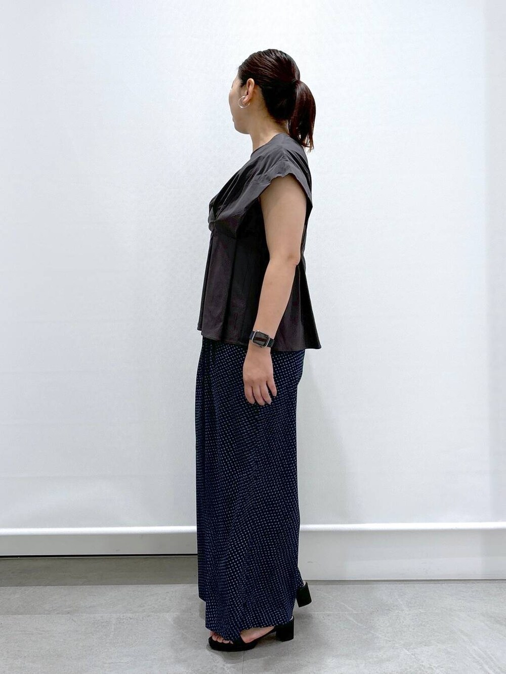 ブラック系のトートバッグ、グレー系のシャツ/ブラウス、ブルー系のその他パンツを着用したレディースの夏コーディネートの3枚目の写真