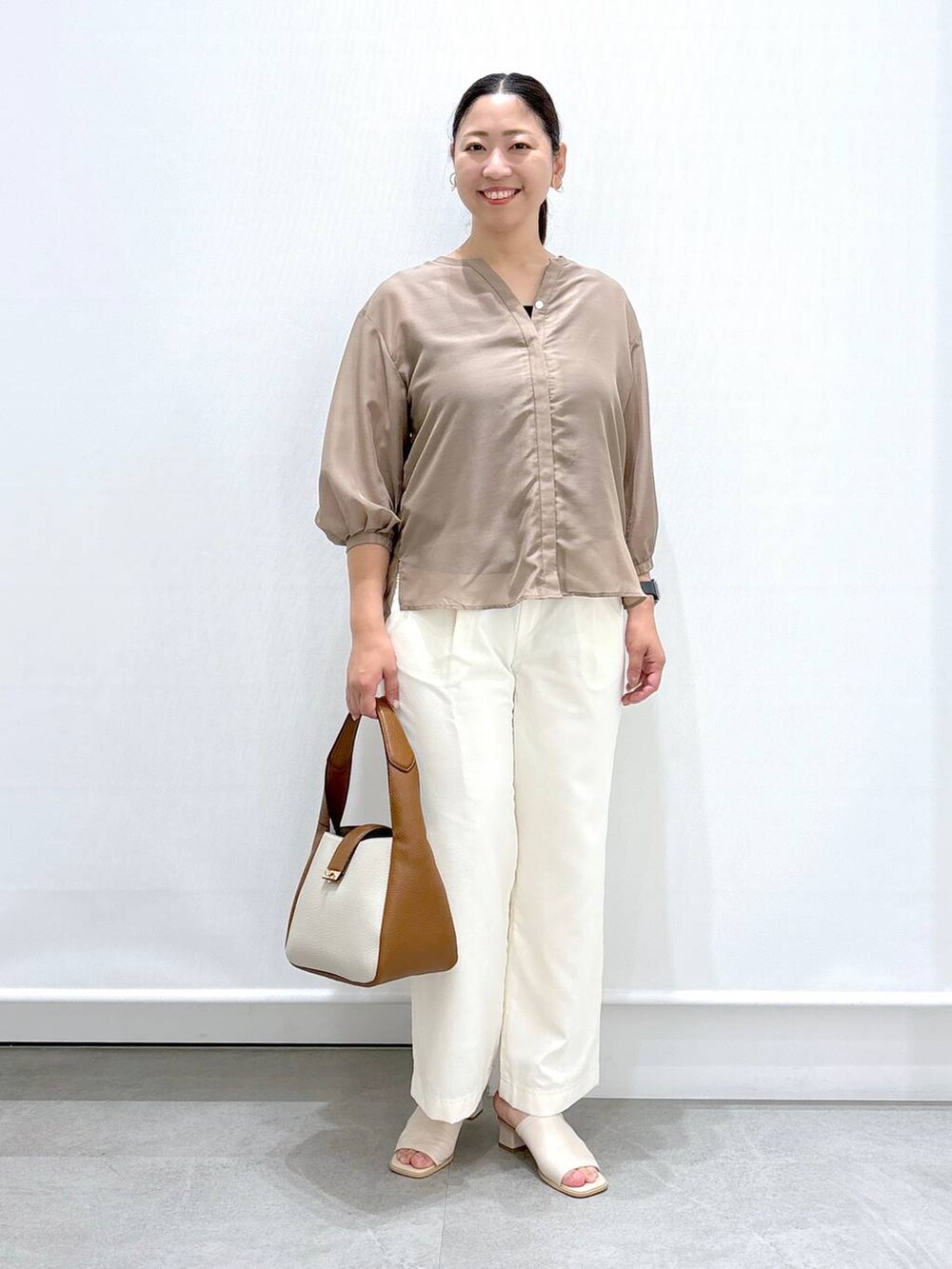 ホワイト系のサンダル、ホワイト系のその他パンツ、ブラウン系のシャツ/ブラウスを着用したレディースの秋コーディネートの2枚目の写真