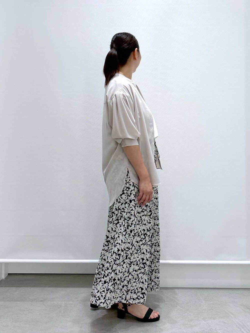 ベージュ系のシャツ/ブラウス、ブラック系のその他パンツ、ブラック系のサンダルを着用したレディースの夏コーディネートの5枚目の写真