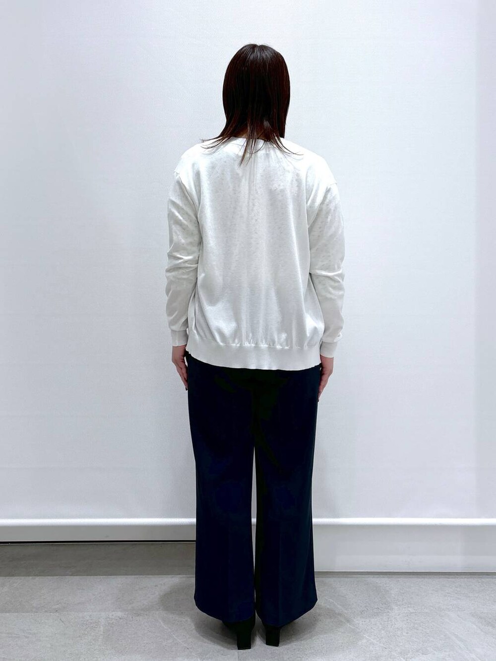 イエロー系のシャツ/ブラウス、ブラック系のその他パンツ、ブラック系のハンドバッグを着用したレディースの春コーディネートの4枚目の写真