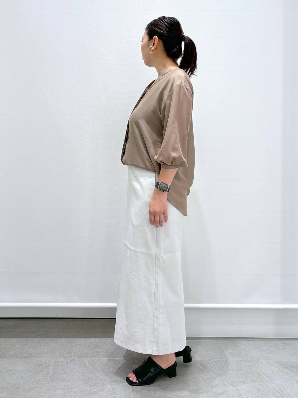 ブラック系のサンダル、グレー系のスカート、ブラウン系のシャツ/ブラウスを着用したレディースの夏コーディネートの3枚目の写真