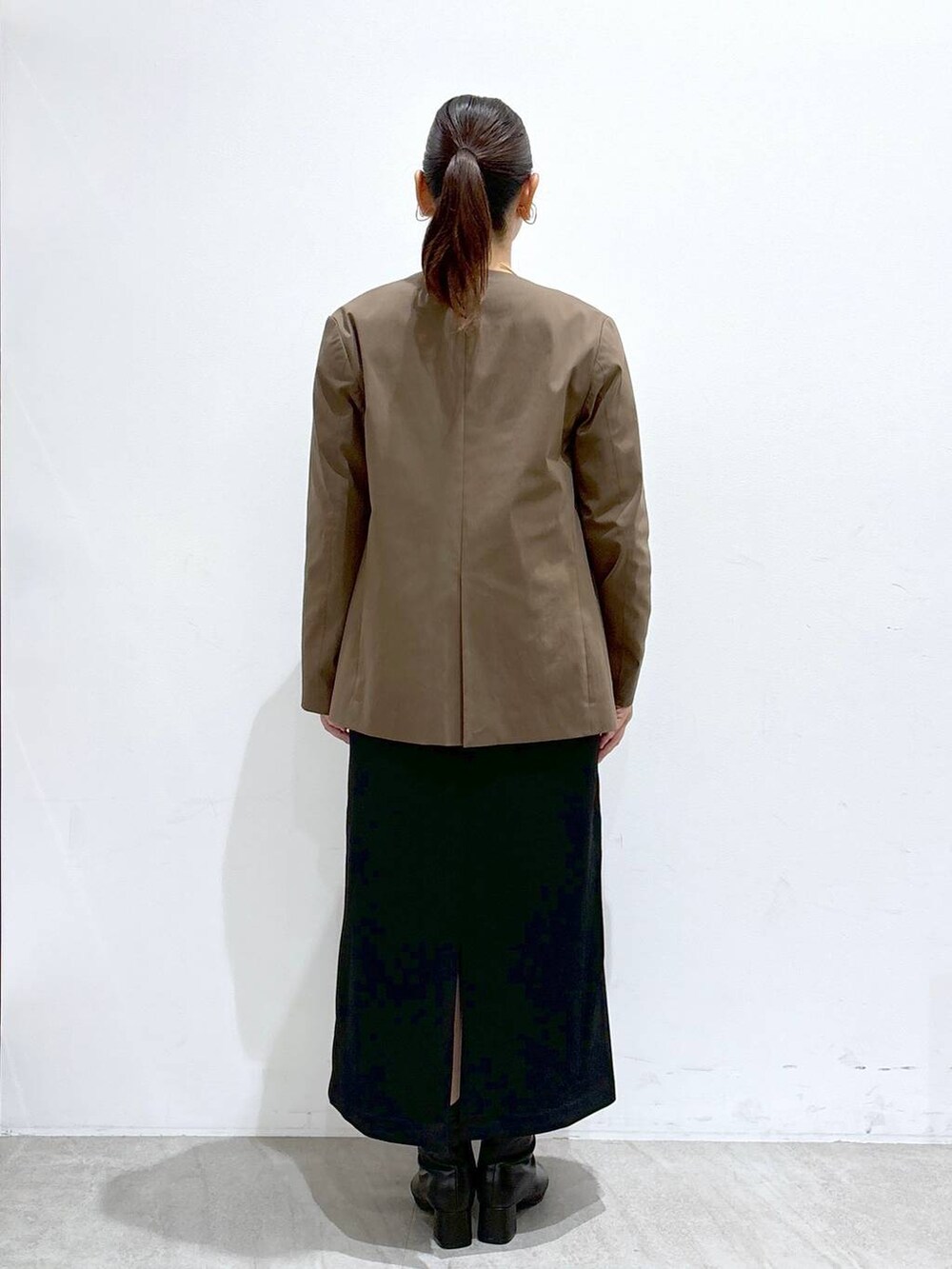 ブラック系のスカート、ブラック系のスカート、ホワイト系のTシャツ/カットソーを着用したレディースの秋コーディネートの4枚目の写真