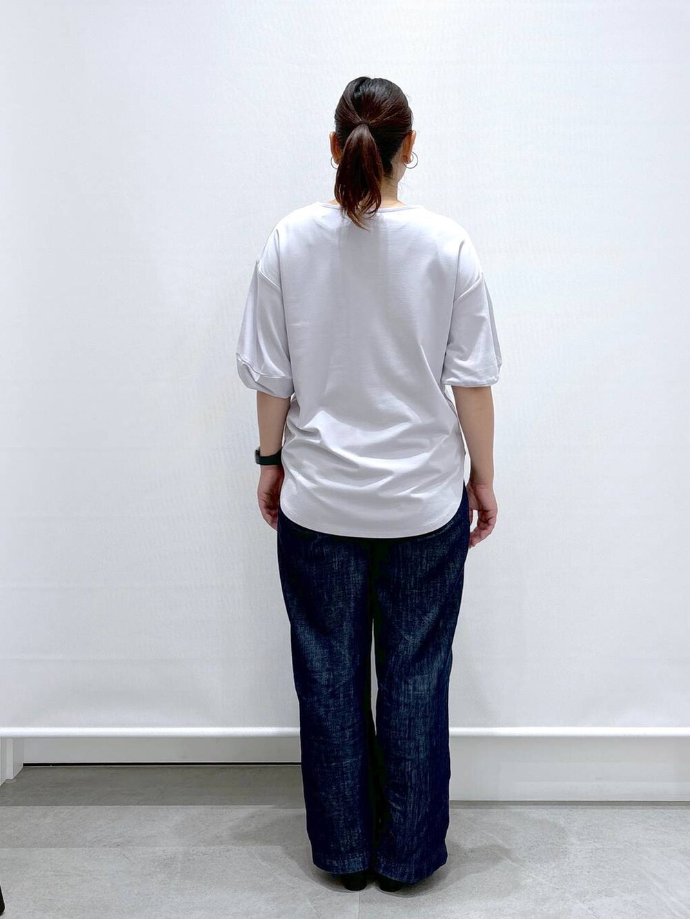 グレー系のTシャツ/カットソー、ブルー系のデニムパンツ、ブラック系のサンダルを着用したレディースの夏コーディネートの4枚目の写真