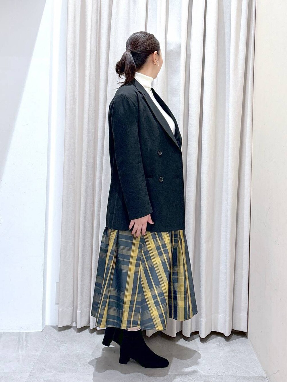 グレー系のブーツ、ブラック系のその他アウターを着用したレディースの秋コーディネートの5枚目の写真