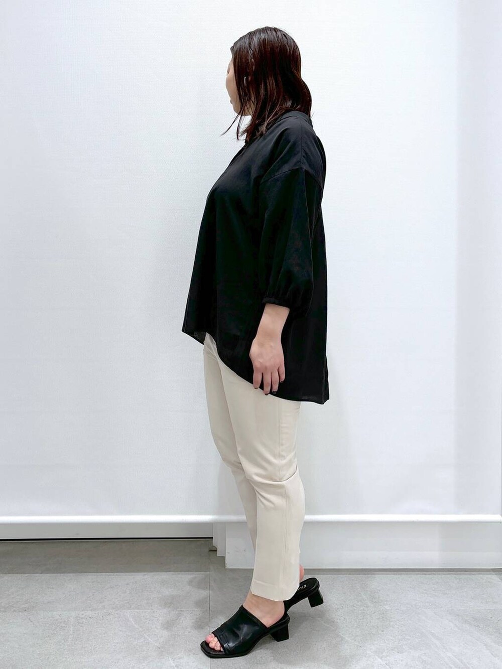 ホワイト系のその他パンツ、ブラック系のTシャツ/カットソー、ブラック系のハンドバッグを着用したレディースの春コーディネートの2枚目の写真