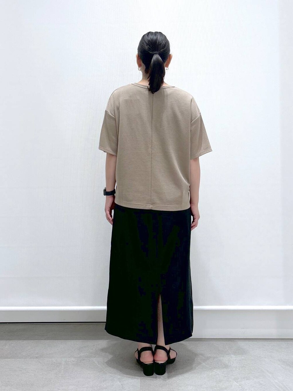 ブラック系のトートバッグ、ブラック系のサンダル、ブラック系のスカートを着用したレディースの夏コーディネートの4枚目の写真