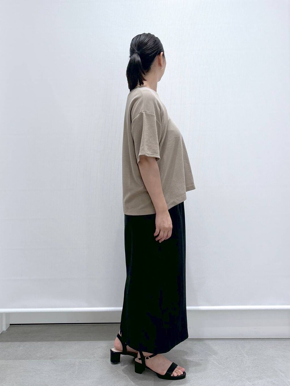 ブラック系のトートバッグ、ブラック系のサンダル、ブラック系のスカートを着用したレディースの夏コーディネートの5枚目の写真