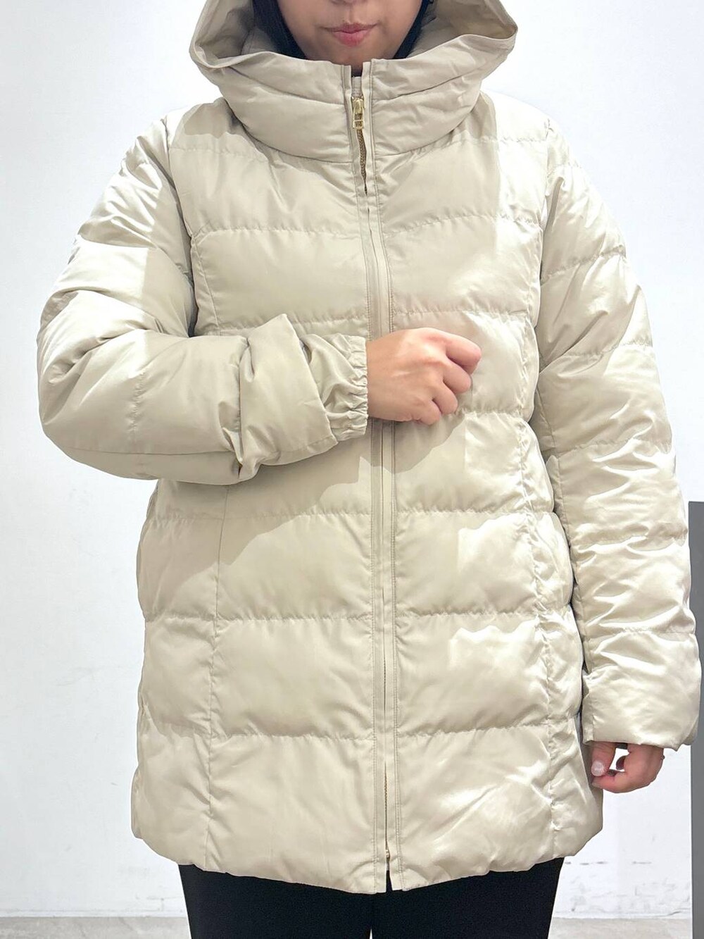 ブルー系のシャツ/ブラウス、ブラック系のその他パンツ、ブラック系のその他パンツを着用したレディースの冬コーディネートの6枚目の写真