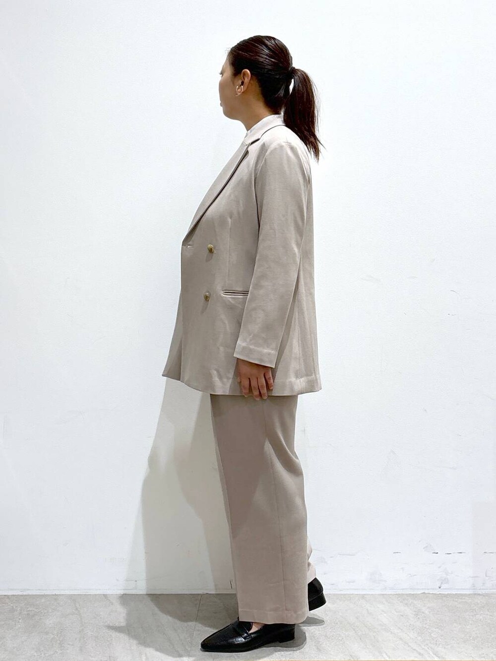 ベージュ系のその他パンツ、ベージュ系のその他パンツ、ベージュ系のその他アウターを着用したレディースの秋コーディネートの3枚目の写真