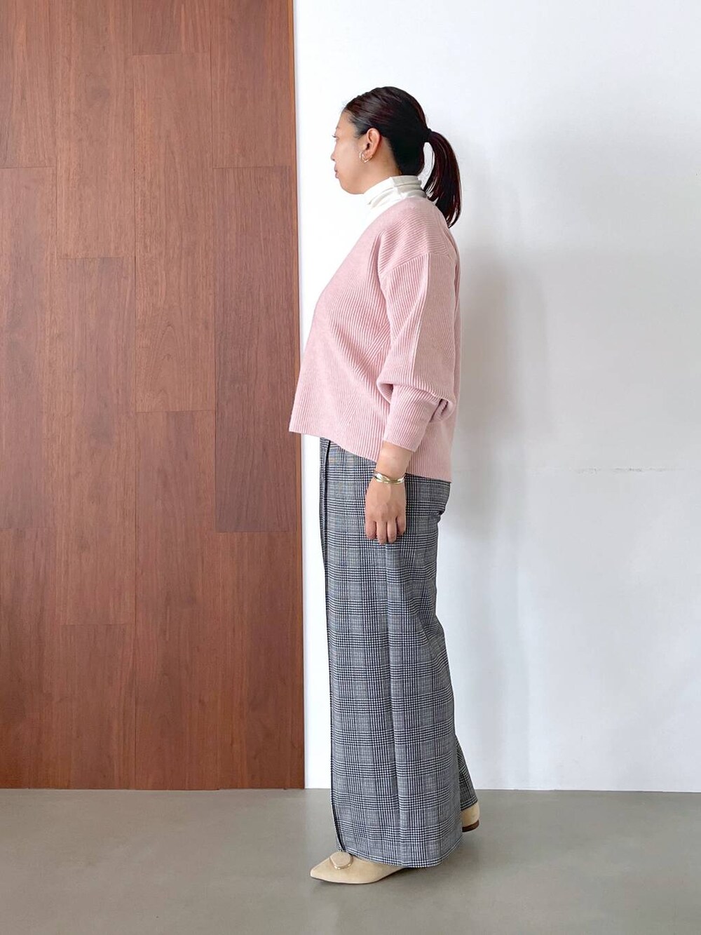 ホワイト系のTシャツ/カットソー、ブラック系のその他パンツ、ブラック系のその他パンツを着用したレディースの秋コーディネートの3枚目の写真