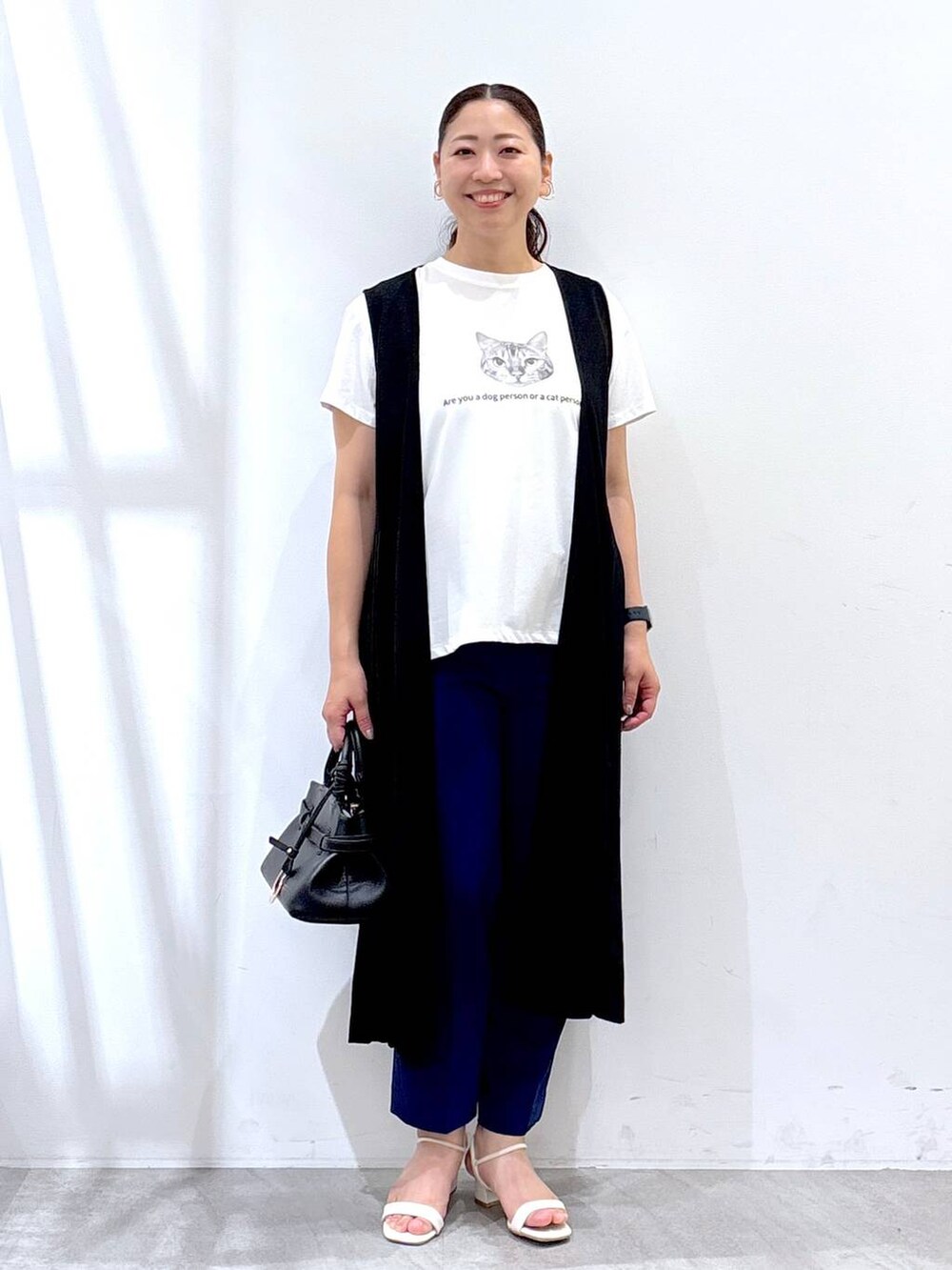 ブラック系のその他アウター、ブルー系のその他パンツ、ホワイト系のTシャツ/カットソーを着用したレディースの夏コーディネートの2枚目の写真