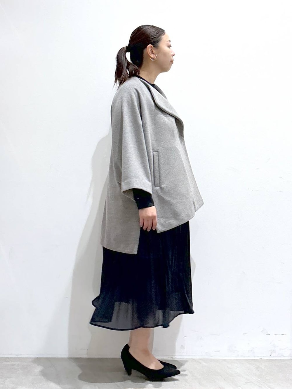「着痩せ・細見え、きれいめ、ハンドバッグ、体型カバー、ベーシック/シンプル、ママコーデ、楽ちんコーデ、秋コーデ、骨格ナチュラル、カジュアル、Elura、着痩せ、アウター、コート、ワンピース」｜「Eluraのスペリオルウールポンチョ/133705（ポンチョ、グレー系）」を使った、はつなさん（レディース・158cm）の冬コーディネートの6枚目の写真