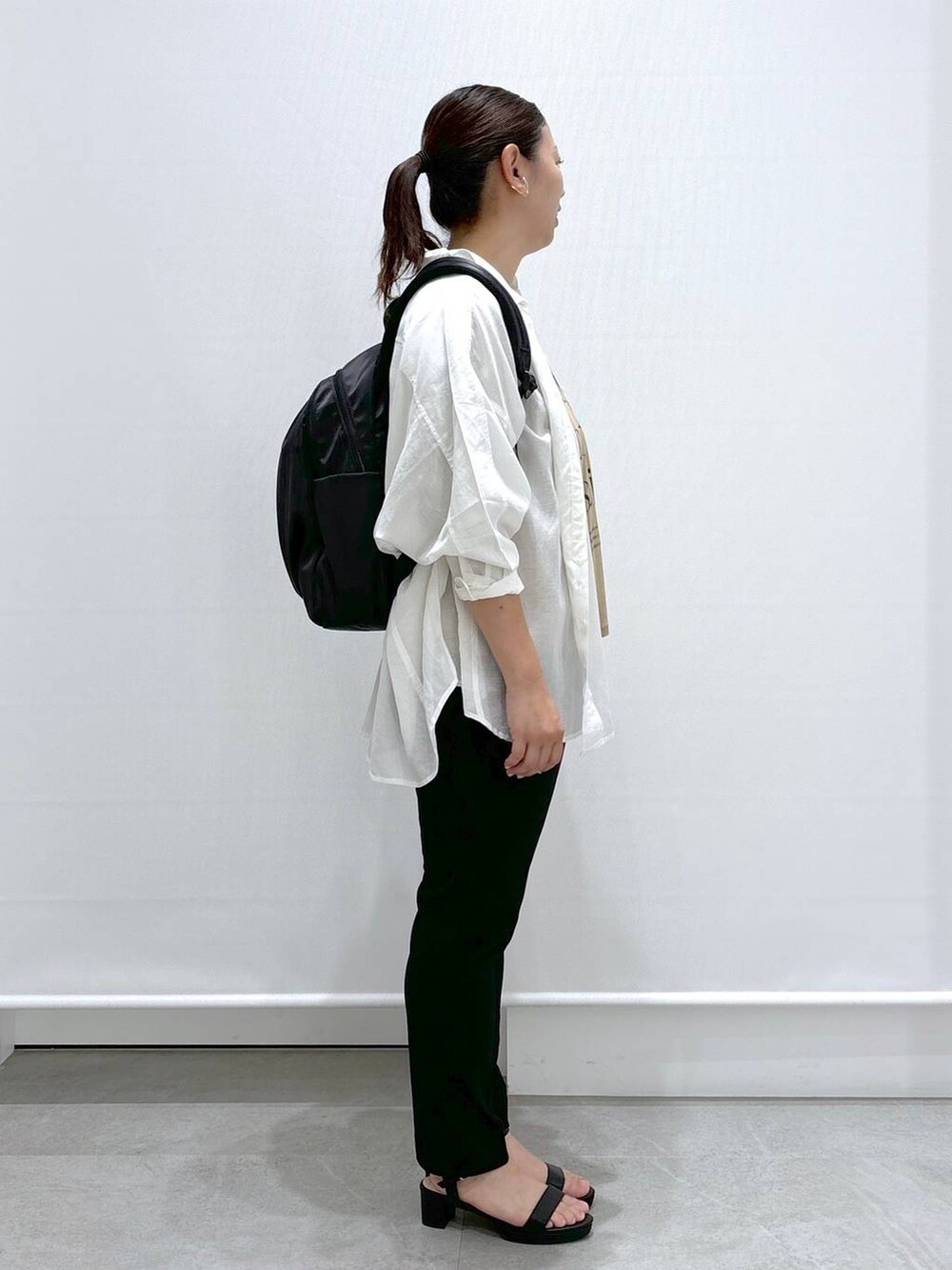 ブラック系のサンダル、ホワイト系のシャツ/ブラウス、ブラック系のその他パンツを着用したレディースの秋コーディネートの5枚目の写真