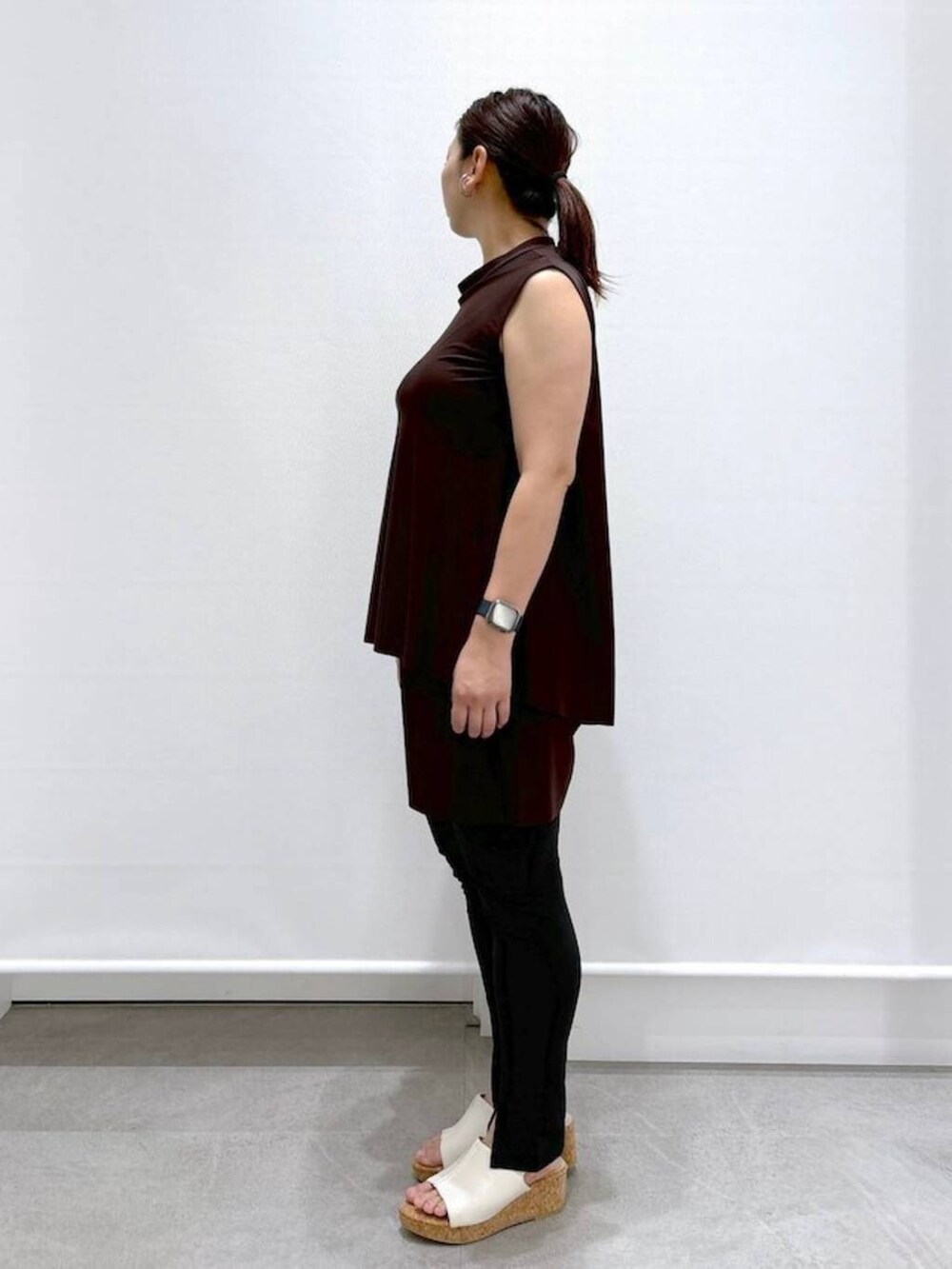 ホワイト系のサンダルを着用したレディースの夏コーディネートの3枚目の写真