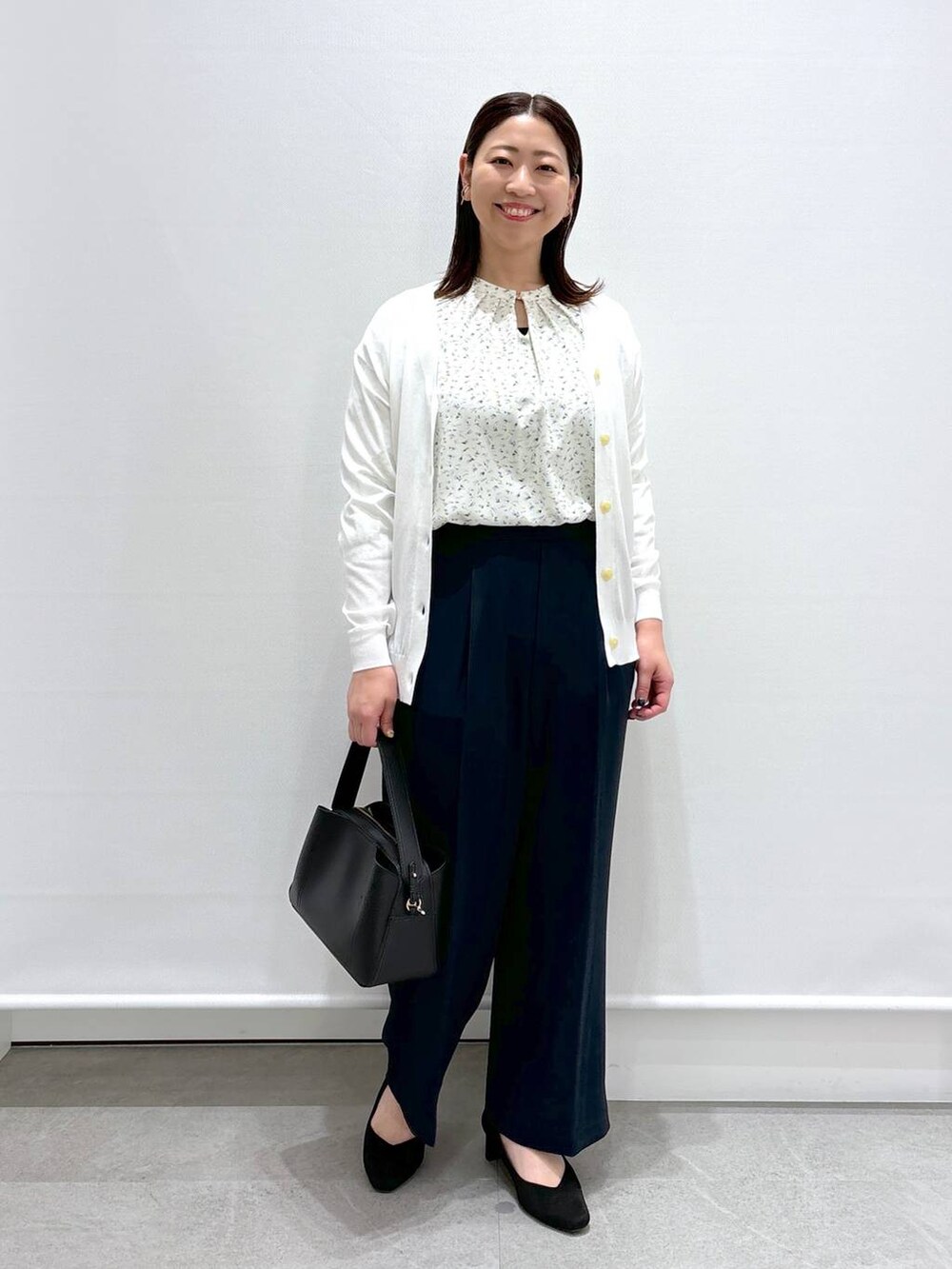 イエロー系のシャツ/ブラウス、ブラック系のその他パンツ、ブラック系のハンドバッグを着用したレディースの春コーディネートの2枚目の写真