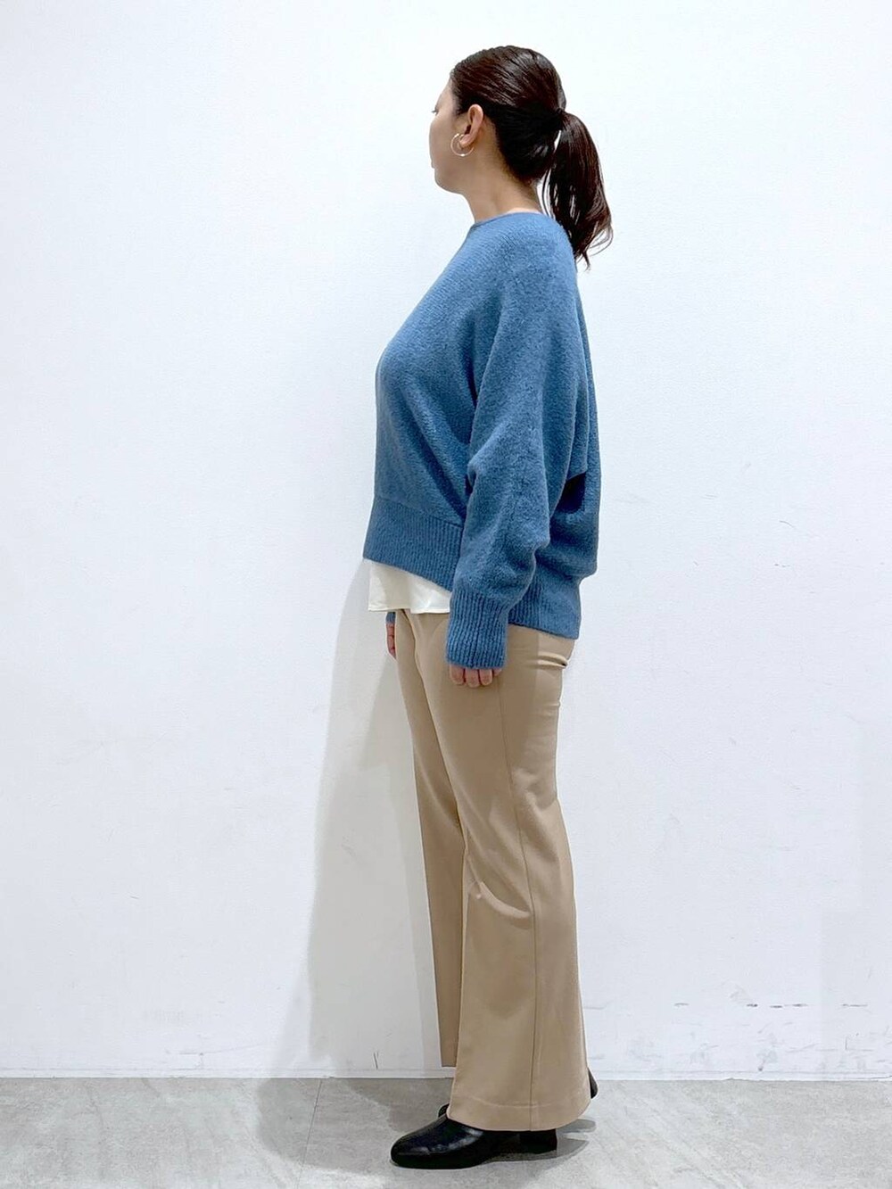 ホワイト系のシャツ/ブラウス、ブラック系のブーツ、ベージュ系のその他パンツを着用したレディースの秋コーディネートの3枚目の写真