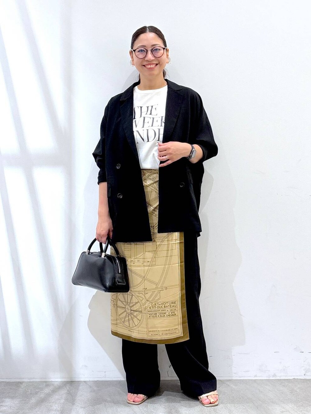 ゴールド系のサンダル、ブラック系のその他パンツ、ブラック系のテーラードジャケットを着用したレディースの夏コーディネートの2枚目の写真