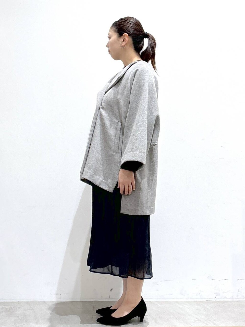 「着痩せ・細見え、きれいめ、ハンドバッグ、体型カバー、ベーシック/シンプル、ママコーデ、楽ちんコーデ、秋コーデ、骨格ナチュラル、カジュアル、Elura、着痩せ、アウター、コート、ワンピース」｜「Eluraのスペリオルウールポンチョ/133705（ポンチョ、グレー系）」を使った、はつなさん（レディース・158cm）の冬コーディネートの4枚目の写真