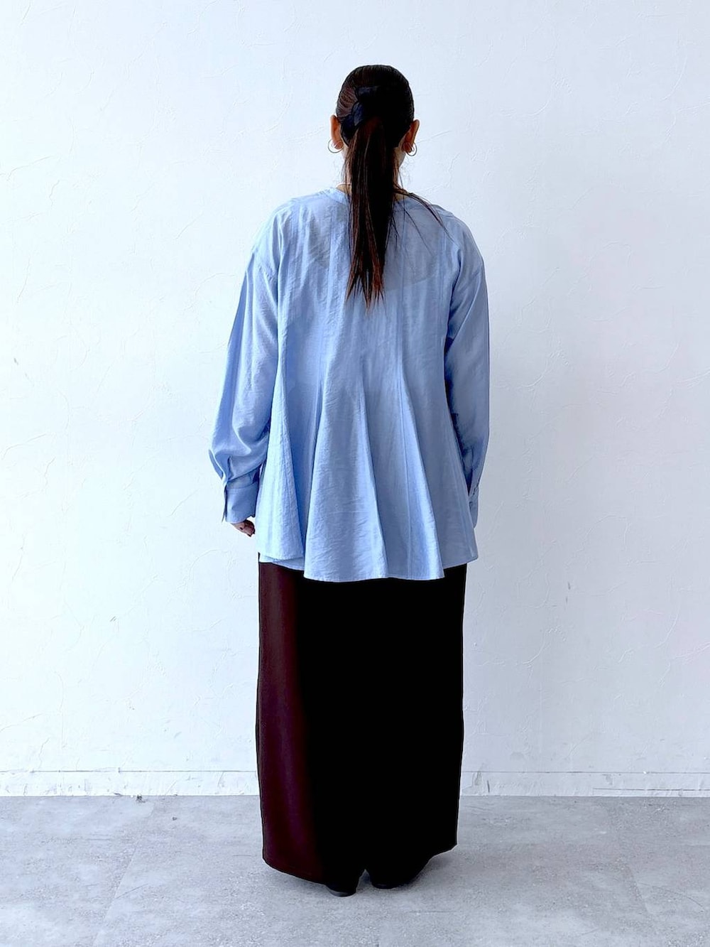 ブラック系のパンプス、ブラック系のボストンバッグ、ブラウン系のその他パンツを着用したレディースの冬コーディネートの4枚目の写真