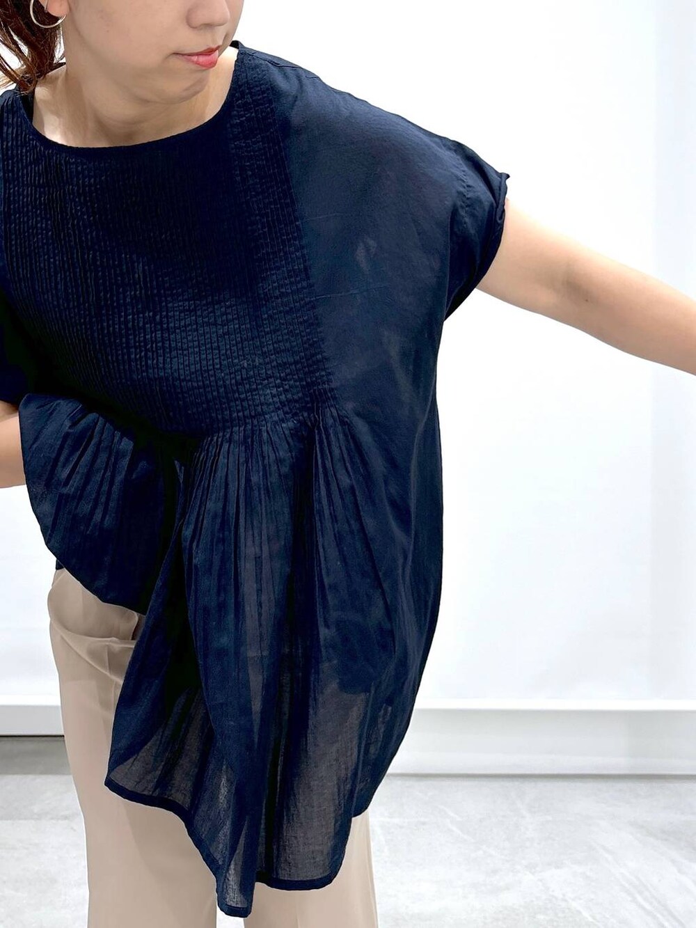 ブルー系のシャツ/ブラウス、ベージュ系のその他パンツ、ブラック系のサンダルを着用したレディースの夏コーディネートの6枚目の写真