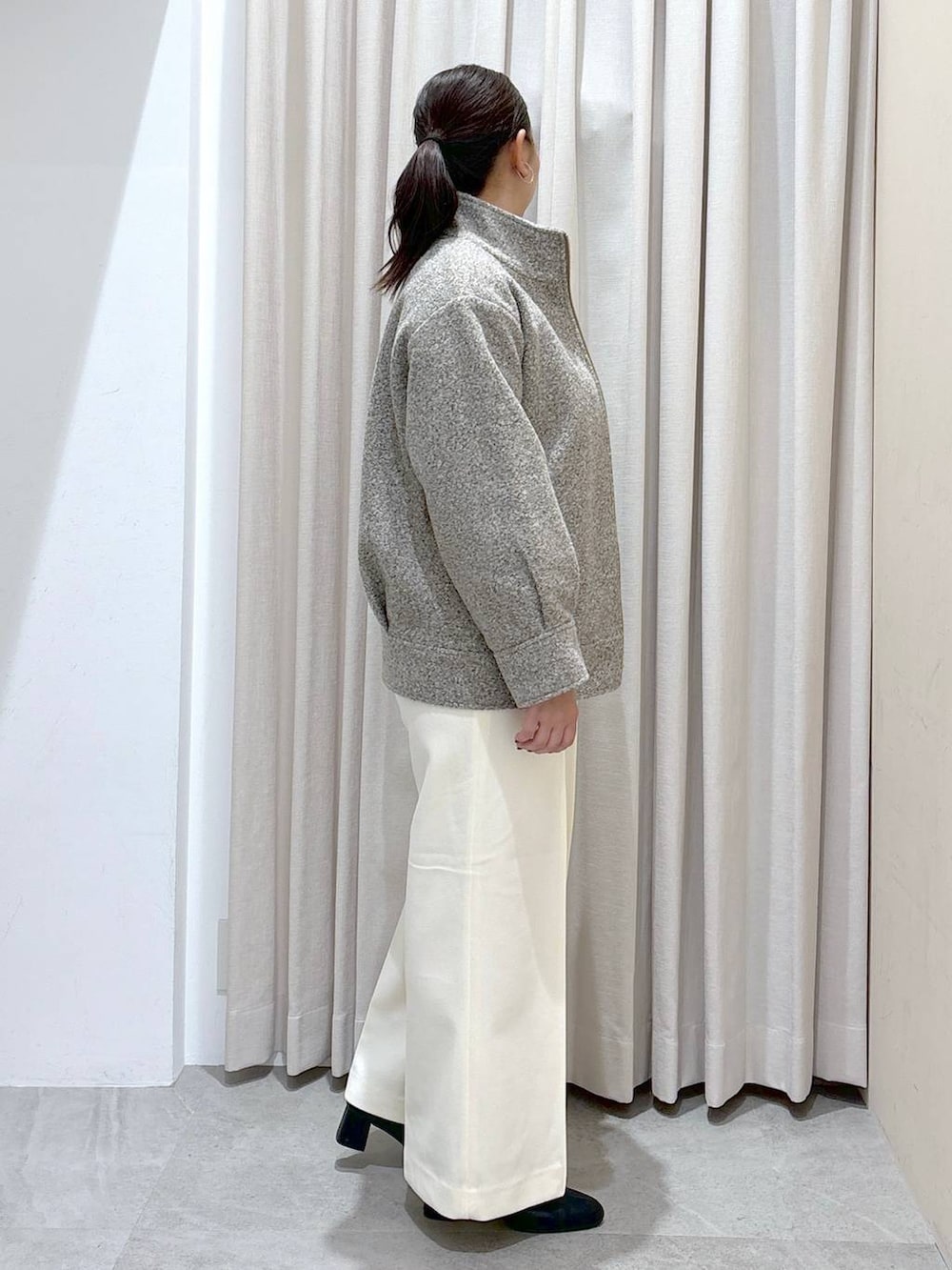 ホワイト系のその他パンツ、ホワイト系のその他パンツ、ブラック系のブーツを着用したレディースの秋コーディネートの5枚目の写真