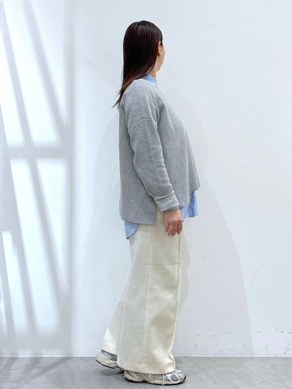 ホワイト系のその他パンツ、グレー系のニット/セーターを着用したレディースの冬コーディネートの5枚目の写真