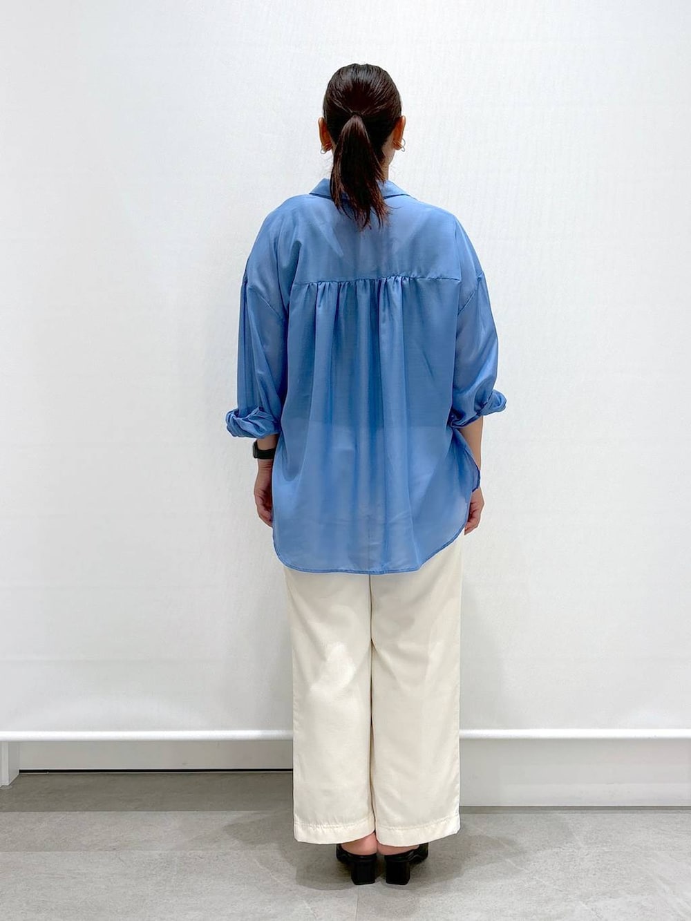 ブラック系のサンダル、ホワイト系のその他パンツ、ブルー系のシャツ/ブラウスを着用したレディースの夏コーディネートの4枚目の写真