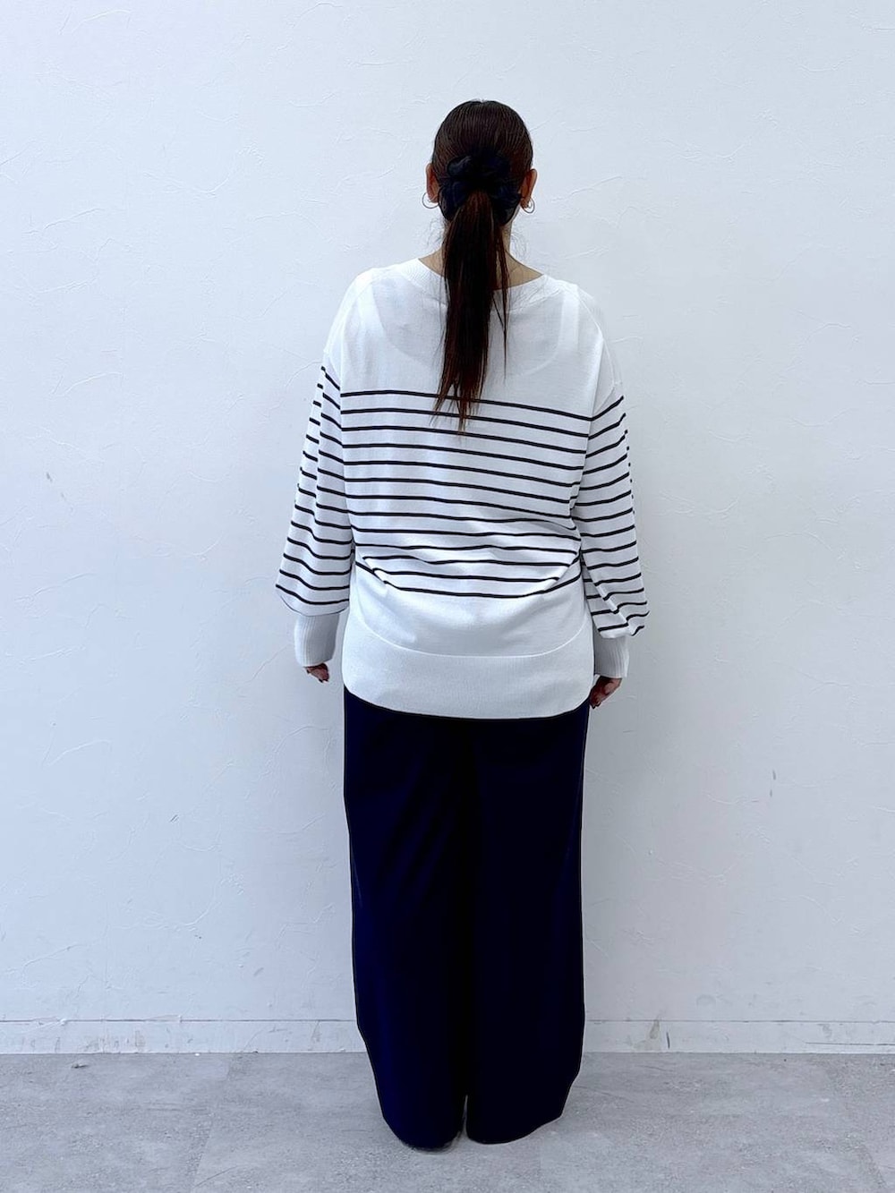 ホワイト系のパンプス、ベージュ系のショルダーバッグ、ブルー系のその他パンツを着用したレディースの冬コーディネートの4枚目の写真