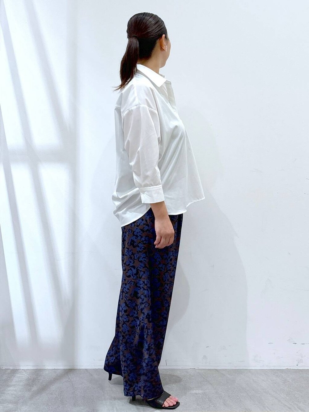 ブラック系のハンドバッグ、ブラウン系のその他パンツ、ホワイト系のシャツ/ブラウスを着用したレディースの秋コーディネートの5枚目の写真