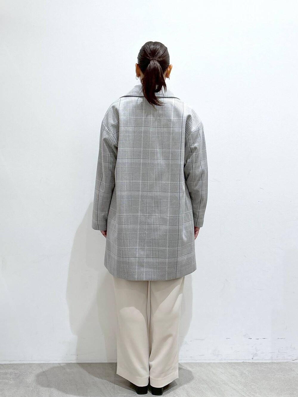 ホワイト系のその他パンツ、ホワイト系のその他パンツ、ブラック系のブーツを着用したレディースの秋コーディネートの4枚目の写真