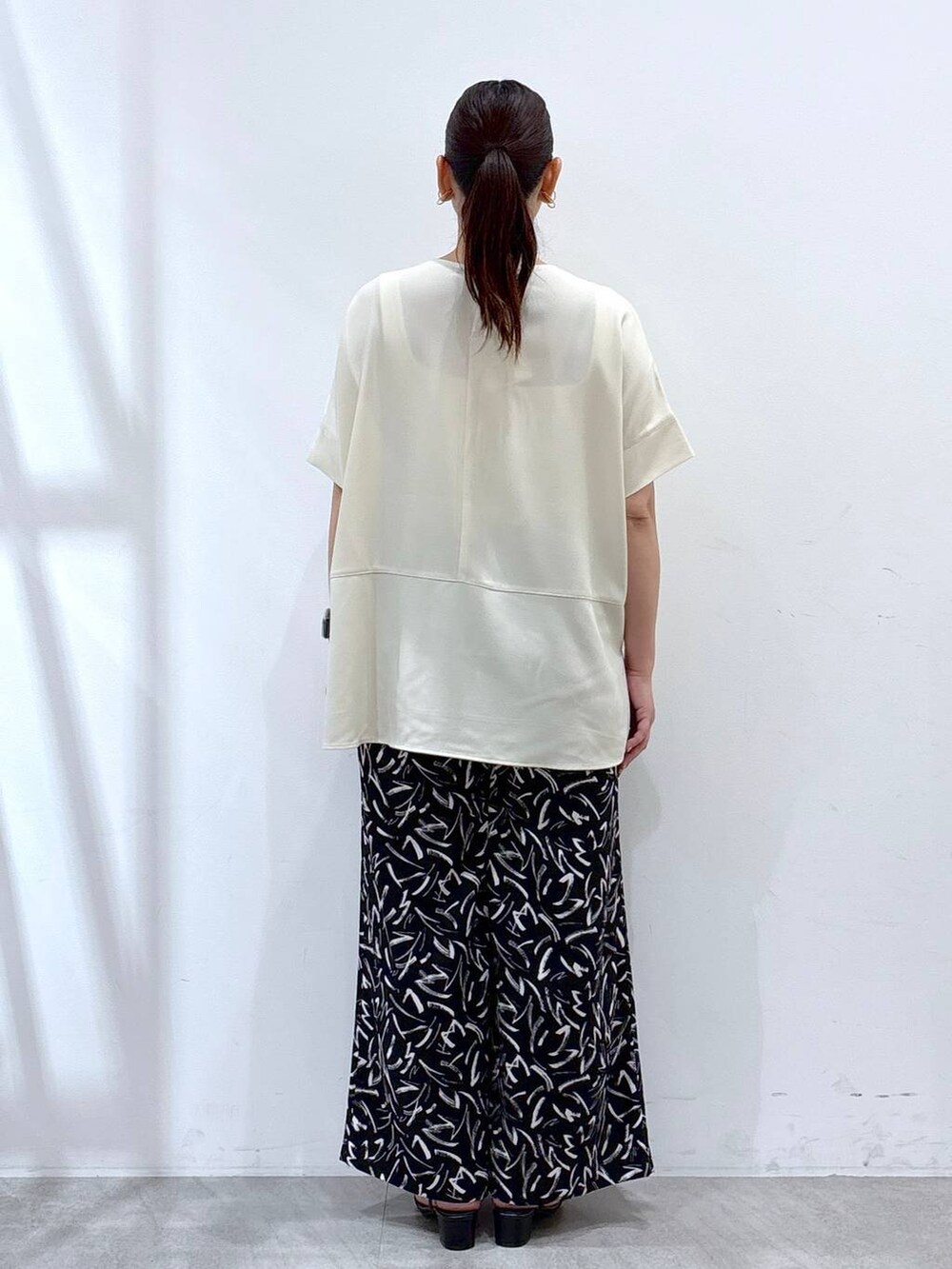 ブラック系のその他パンツ、ホワイト系のシャツ/ブラウス、ブラック系のハンドバッグを着用したレディースの春コーディネートの4枚目の写真
