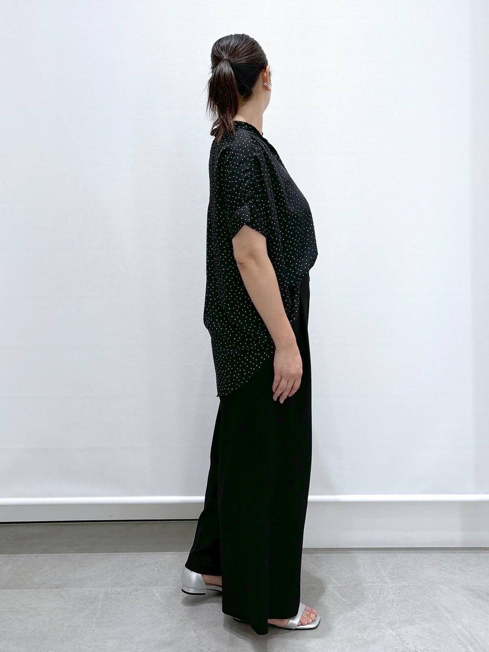 ブラック系のシャツ/ブラウス、ブラック系のその他パンツ、ブラック系のその他パンツを着用したレディースの夏コーディネートの5枚目の写真