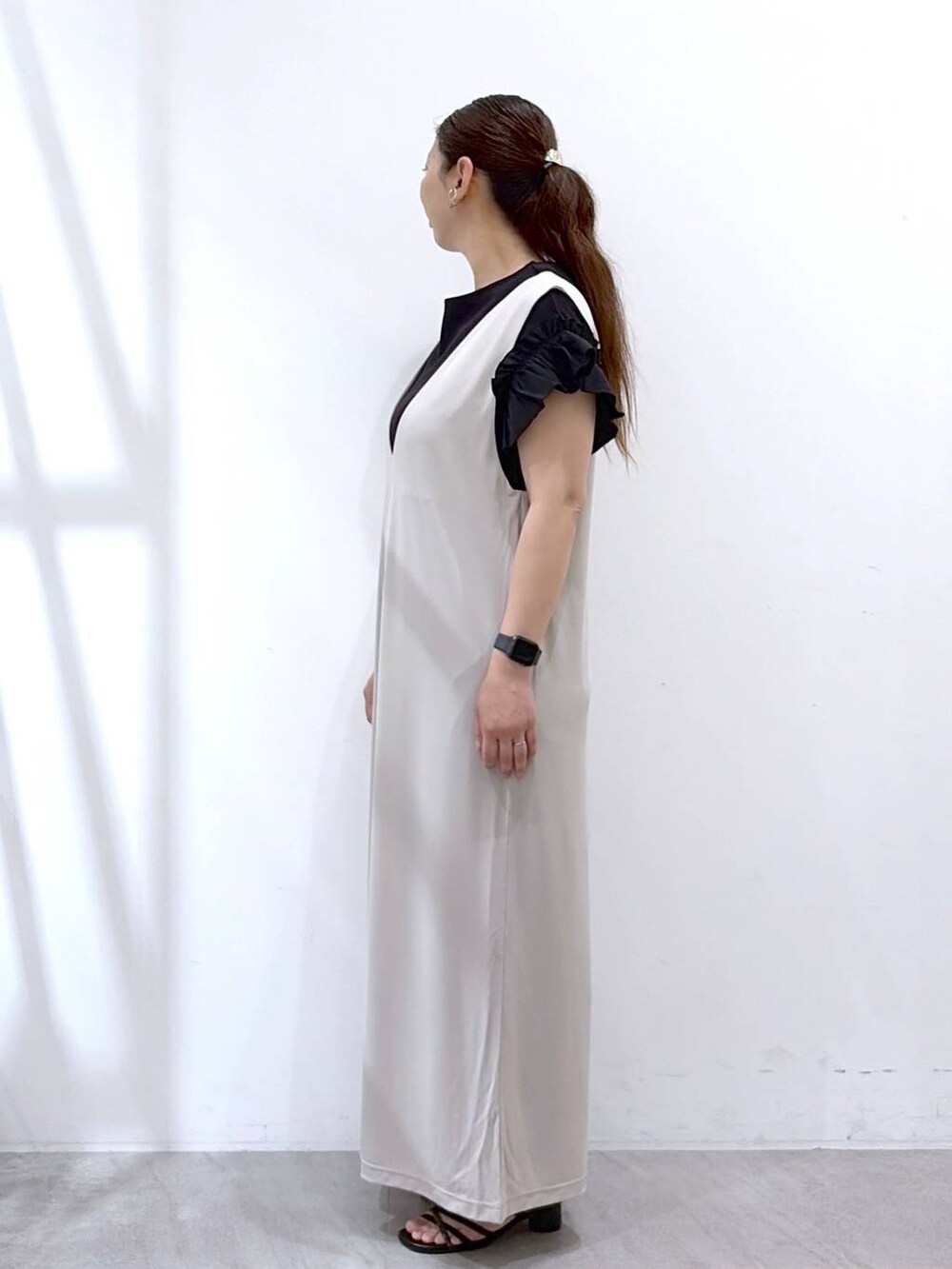 ベージュ系のサロペット/オーバーオール、ブラック系のサンダル、ブラック系のTシャツ/カットソーを着用したレディースの夏コーディネートの3枚目の写真