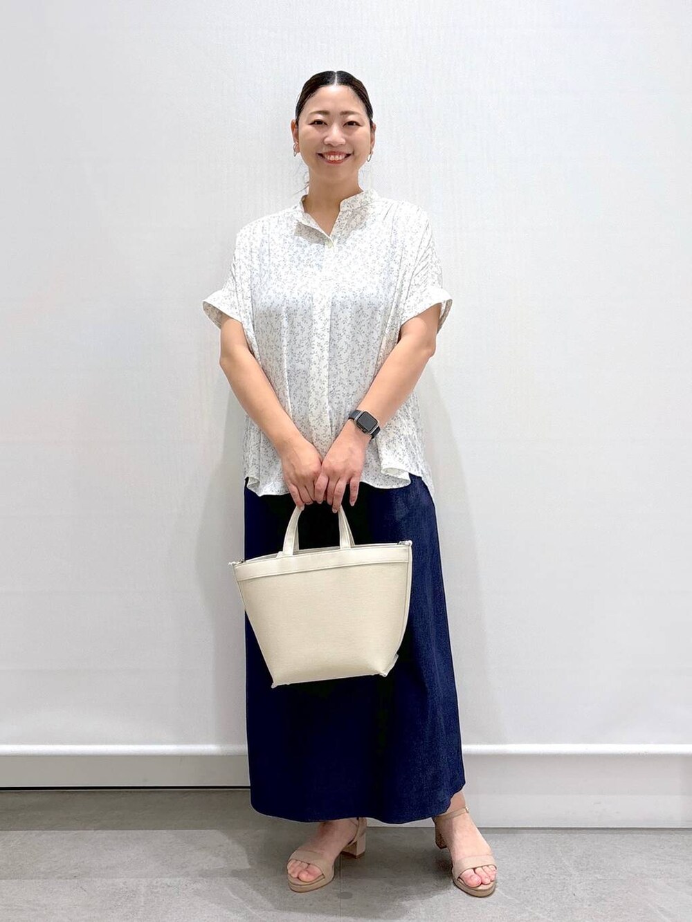 ホワイト系のシャツ/ブラウス、ベージュ系のサンダル、ブルー系のデニムスカートを着用したレディースの夏コーディネートの2枚目の写真