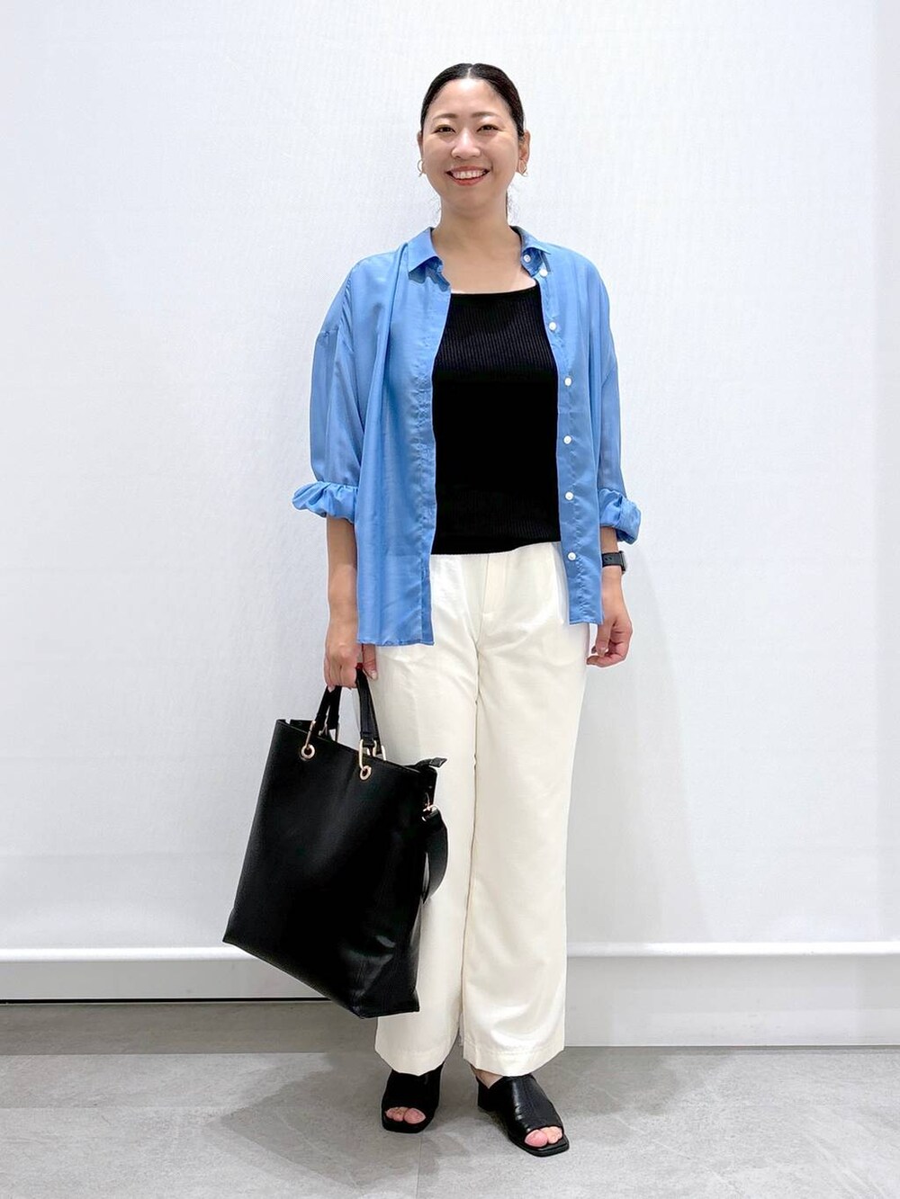 ブラック系のサンダル、ホワイト系のその他パンツ、ブルー系のシャツ/ブラウスを着用したレディースの夏コーディネートの2枚目の写真