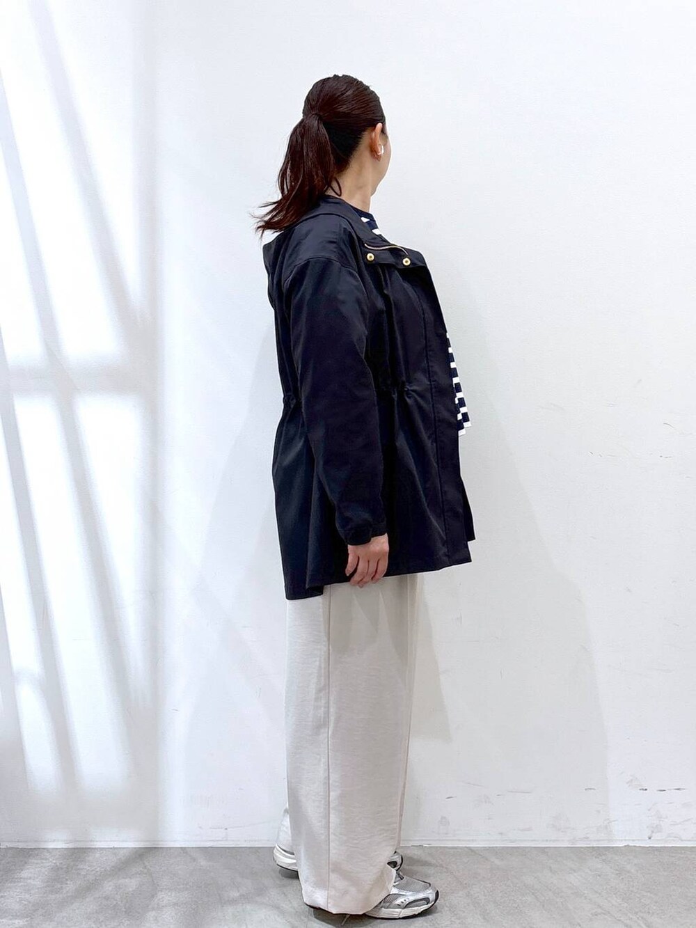 ブルー系のTシャツ/カットソー、ブラック系のバックパック/リュック、ブルー系のマウンテンパーカーを着用したレディースの春コーディネートの5枚目の写真