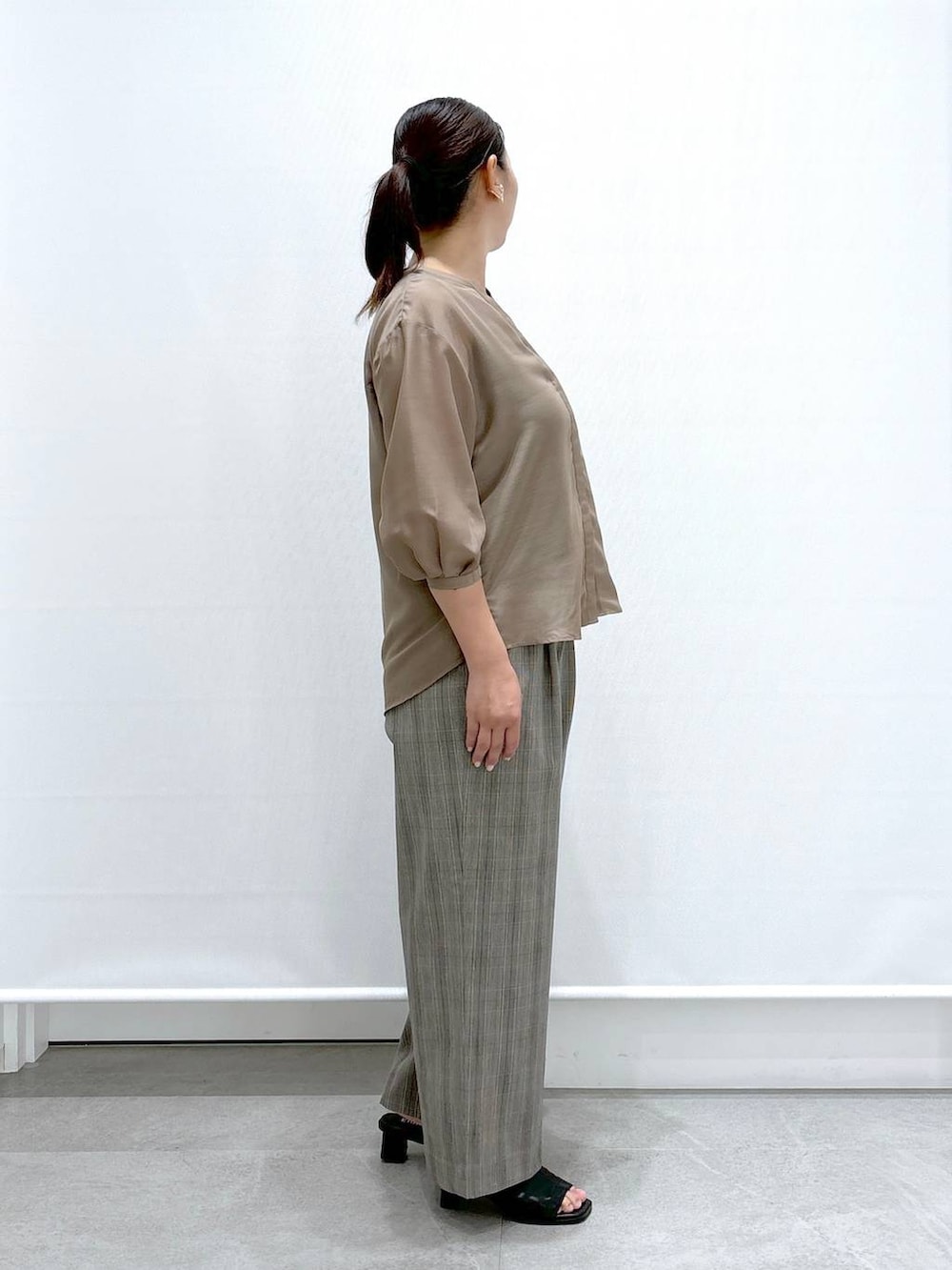 ブラック系のサンダル、ブラウン系のその他パンツ、ブラウン系のシャツ/ブラウスを着用したレディースの秋コーディネートの5枚目の写真