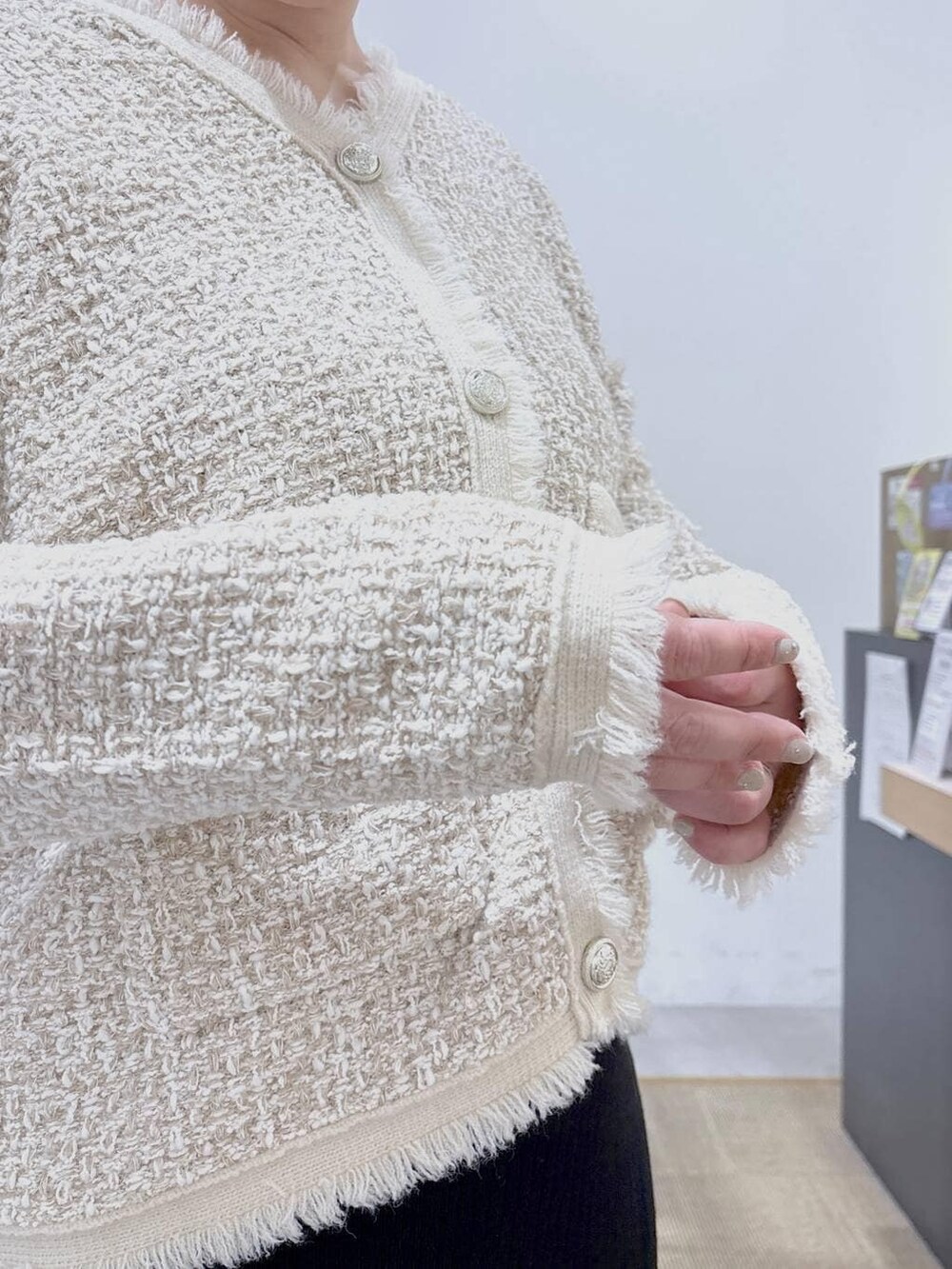 ベージュ系のスカート、ホワイト系のパンプス、ホワイト系のトートバッグを着用したレディースの冬コーディネートの8枚目の写真