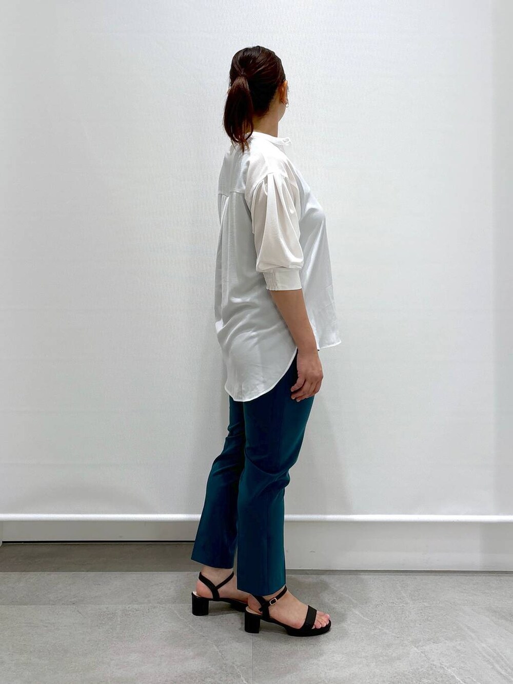 グリーン系のその他パンツ、ブラック系のハンドバッグ、グリーン系のその他パンツを着用したレディースの夏コーディネートの5枚目の写真